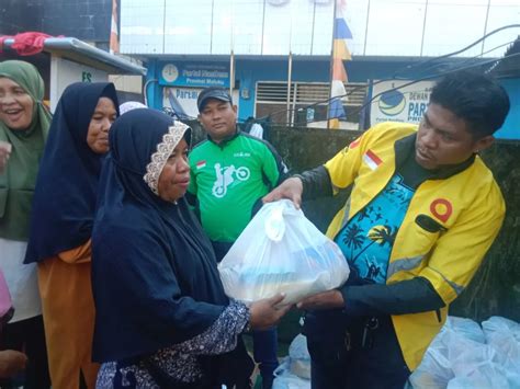 Ojol Ambon Dan Srikandi Grab Salurkan 52 Paket Sembako Ke Korban