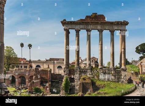 El Foro Romano Con El Templo De Saturno Roma Lazio Italia Europa