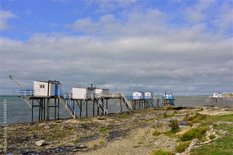 Ligne de cabanes carrelets à St Palais sur mer 17420 département de