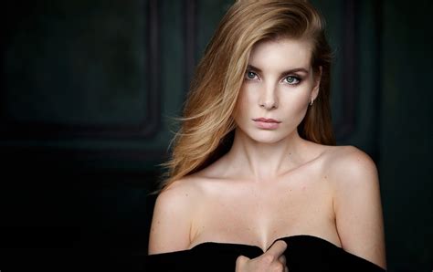 Sfondi Viso Donne Bionda Capelli Lunghi Spalle Nude Occhi Verdi Capelli Neri Moda