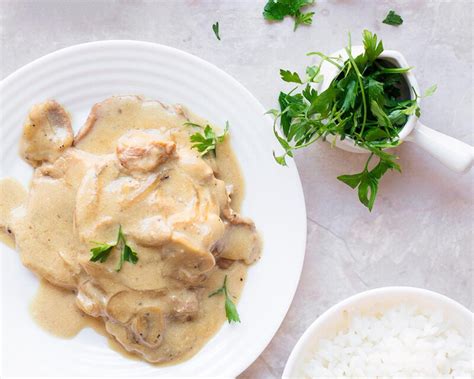 Filetes de lomo de cerdo en salsa de champiñones receta fácil