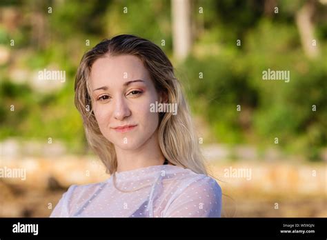 Frau mit langen haaren im bikini Fotos und Bildmaterial in hoher Auflösung Alamy