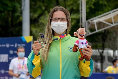 Rayssa Leal conquista o 1º ouro para o Brasil no Pan Pâmela é prata