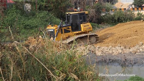 Best Driver Operator Shantui Dh C Dozer Pushing Dirt And Dump Trucks