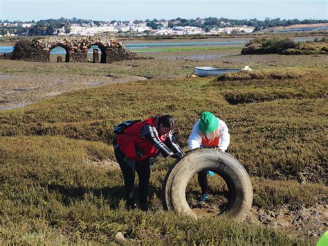 Cien Voluntarios Retiran Casi Kilos De Basuraleza De Las