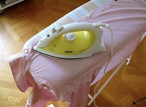 Зачем я стелю фольгу на гладильную доску: хитрость, которая экономит ...