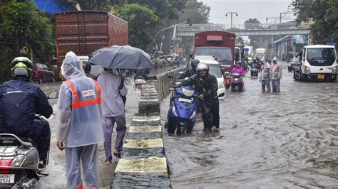 दिल्ली Ncr में तेज बारिश कई इलाकों में भरा पानी बाढ़ से तेलंगाना में तबाही Aaj Ka Mausam