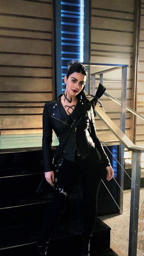 Pin By New World On Emeraude Toubia And Izzy Shadowhunters Outfit