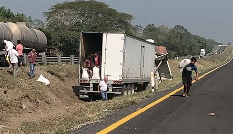 Y Vuela El Az Car Vuelca Tr Iler Con Az Car En Cotaxtla