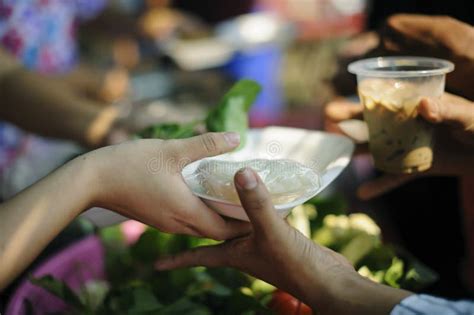 Los Voluntarios Proporcionan La Comida Para Los Mendigos Alimentaci N