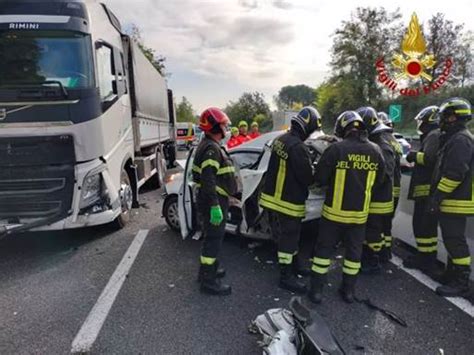 Raccordo Siena Firenze Un Morto In Maxi Incidente Tra Diverse Auto E