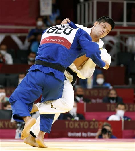 2021年7月、東京五輪柔道男子73㌔級決勝で対戦相手を攻める大野将平。2大会連続の金メダルを獲得した 柔道で五輪連覇、大野将平が第一線退く意向 「一生修行」イギリス留学へ 写真・画像