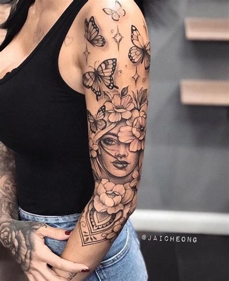 Tatuaje Rostro De Mujer Sumergido En Flores Y Mariposas Por Jai Cheong