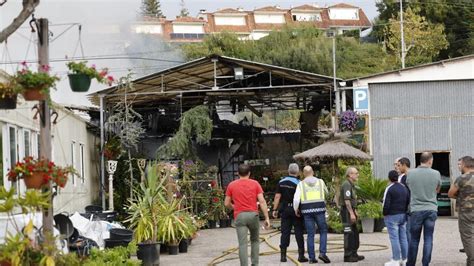 INCENDIO EN BAIONA Un incendio calcina Viveros de Sabarís en Baiona