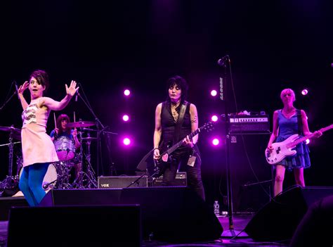 Rebel girls Bikini Kill ganha reforço da incrível Joan Jett em um dos seus raros shows de reunião