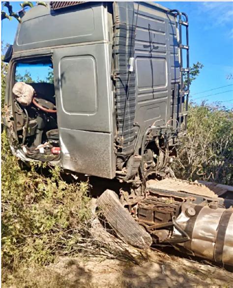 Produtor Rural Sofre Grave Acidente Entre Hilux E Caminh O Na Br