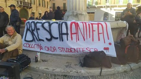 Il Presidio Antifascista In Piazza Duomo Giornale Di Brescia