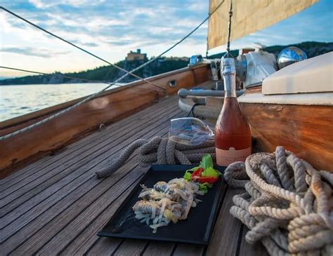 Giro In Barca A Vela D Epoca Nel Golfo Di Trieste Con Aperitivo Holidoit