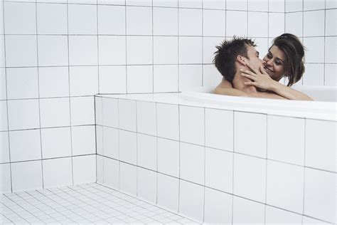 Couple Kissing In Bathtub 무료 사진 다운로드 Freeimages