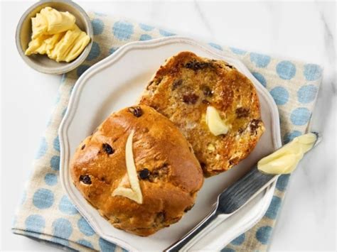 Supermarkets Risky Hot Cross Bun Move News Au Australias Leading News Site For Latest