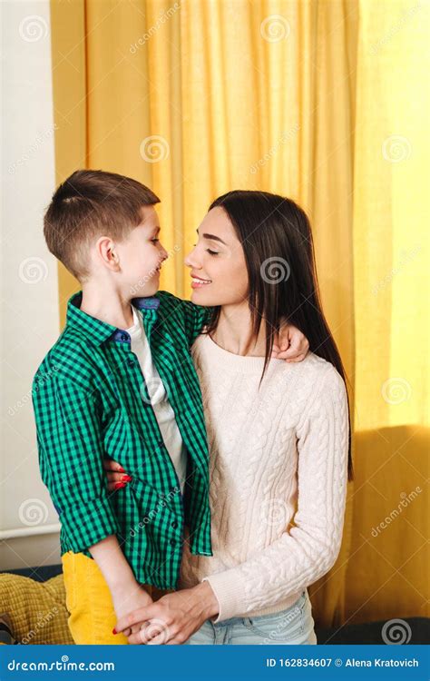 Mor Med Son Lycklig Familj Leende Och Huggning Hemma Fotografering för