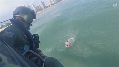 Mulher E Adolescente De Anos S O Salvos De Afogamento Em Praia