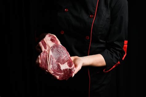 O Chef Est Segurando Um Bife De Carne Ribeye Envelhecido E Amadurecido