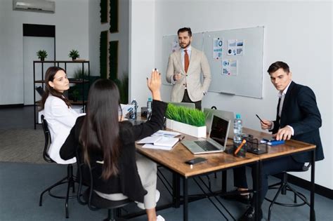 Un Equipo De Empresarios Discutiendo Negocios En Una Gran Computadora