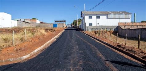 Prefeitura De Arax Revitaliza Ruas Nos Bairros Santa M Nica E Domingos