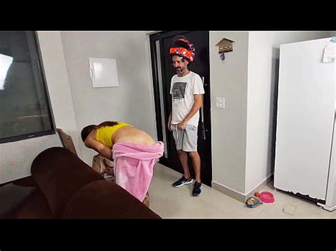 Safada sozinha em casa recebe motoboy só de toalha de banho XVIDEOS