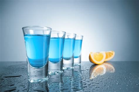 Водочный стакан со льдом на синем | Бесплатно Фото