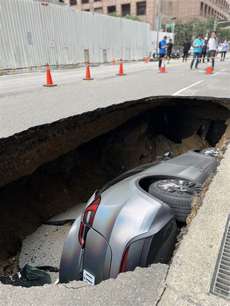 快訊竹北路面掏空下陷驚見「大天坑」 特斯拉秒落「地下停車場」 中天新聞網