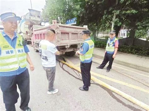 近日，万州区城管执法支队联合“多勤联动”在城区范围内开展大货车严重超限超载、扬尘和非法改装专项整治行动。 城建交通 轩啸之家