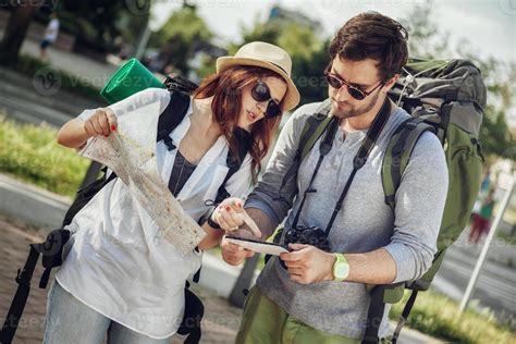 Tourist Couple Sightseeing City 991420 Stock Photo At Vecteezy