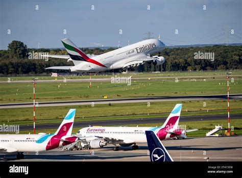 Flughafen Düsseldorf, Emirates Airbus A380-800 beim Start Luftverkehr ...