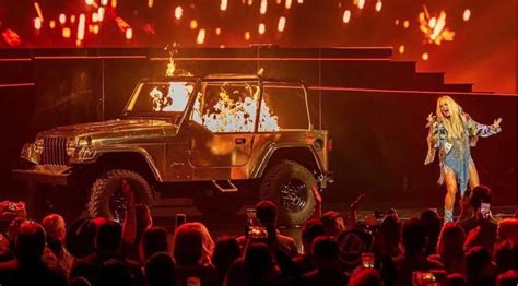 Carrie Underwood Lit An Innocent Jeep Wrangler On Fire