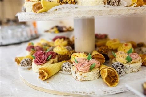 Vista De La Mesa De Bar De Dulces Servida Para La Cena De Bodas