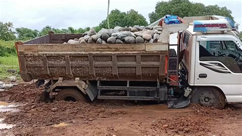 Dump Truck Amblas Tak Berdaya Saat Lewati Jalan Baru YouTube