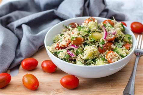 Nahaufnahme Von Gekochtem Couscous Salat Mit Gem Se Auf Einer Gabel