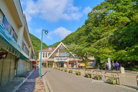 東京八王子市 新緑の高尾山ケーブルカー駅前広場付近から清滝駅方面を見る 写真素材 6328696 フォトライブラリー