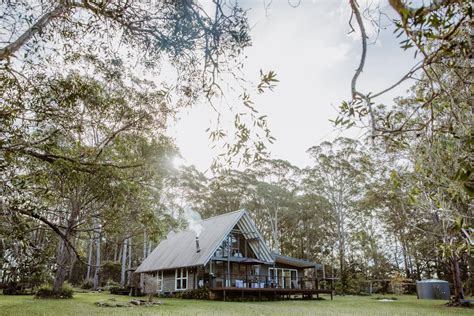 Une magnifique et grande maison en bois située dans la forêt au bord d