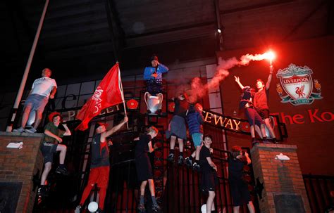 25 Fotos De Los Festejos Liverpool En La Puerta De Anfield Por El Histórico Título De La Premier