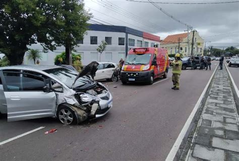 Carro capota e acidente causa várias colisões na Manoel Ribas