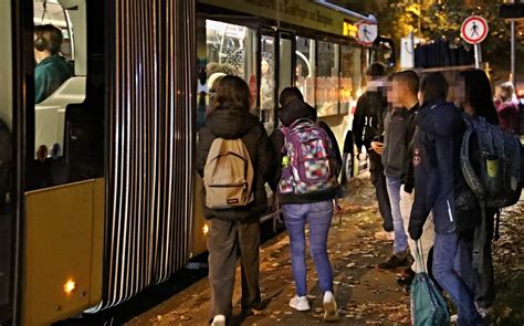 Ärgerlich Schüler in Waiblingen am frühen Morgen von Bus Streik