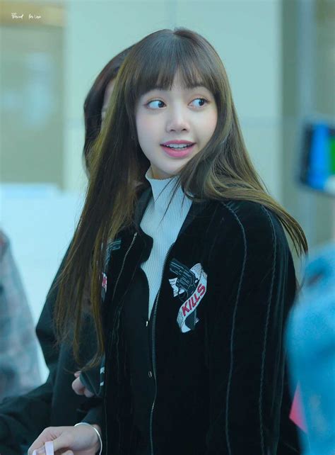 Blackpink-Lisa-Airport-Fashion-Black-Outfit-26-March-2018-from-Jeju-Island