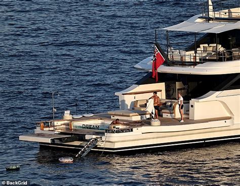 Kate Hudson Shows Off Her Incredible Figure In Tiny Bikini As She Celebrates Th Of July In