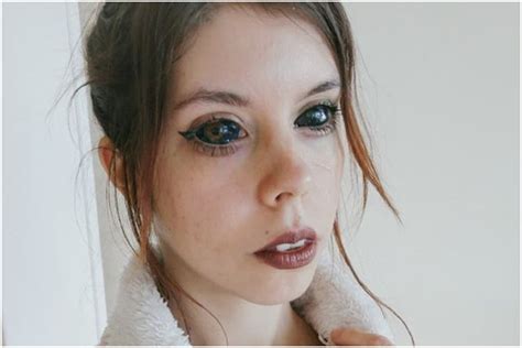 Cette Jeune Femme Naurait Jamais D Se Faire Des Tatouages Dans Les Yeux