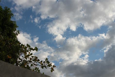 Céu nublado e muitas nuvens nesta manhã em Três Lagoas Perfil