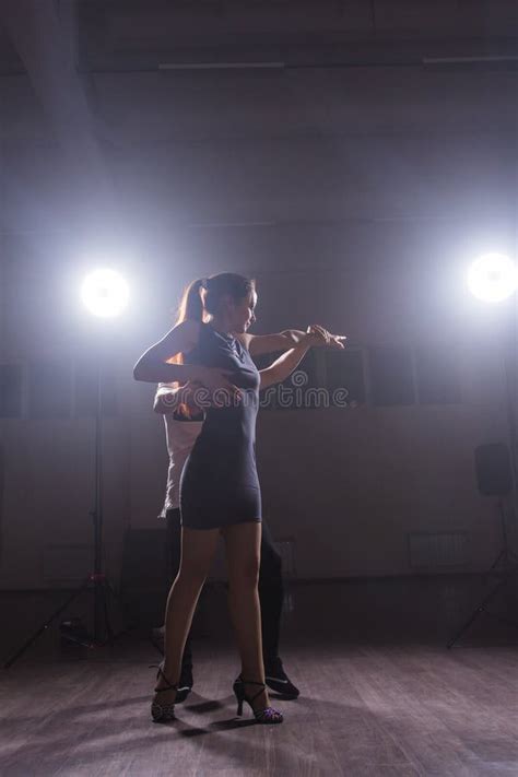 Danza Latina De Baile Bachata Merengue Salsa De Los Pares Jovenes Actitud De La Elegancia Dos