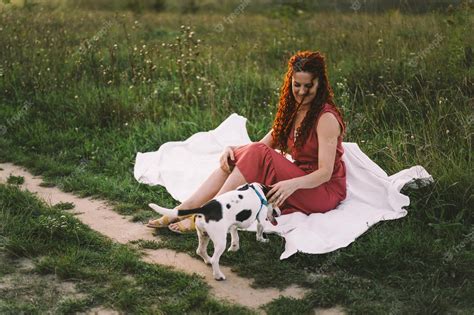 Belle Femme Joue Avec Son Chien Jack Russell Dans Le Parc Le Concept D